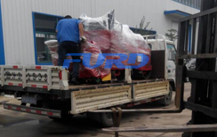 福瑞得機械座駕壓路機，路面開槽機成功裝車及時發(fā)貨